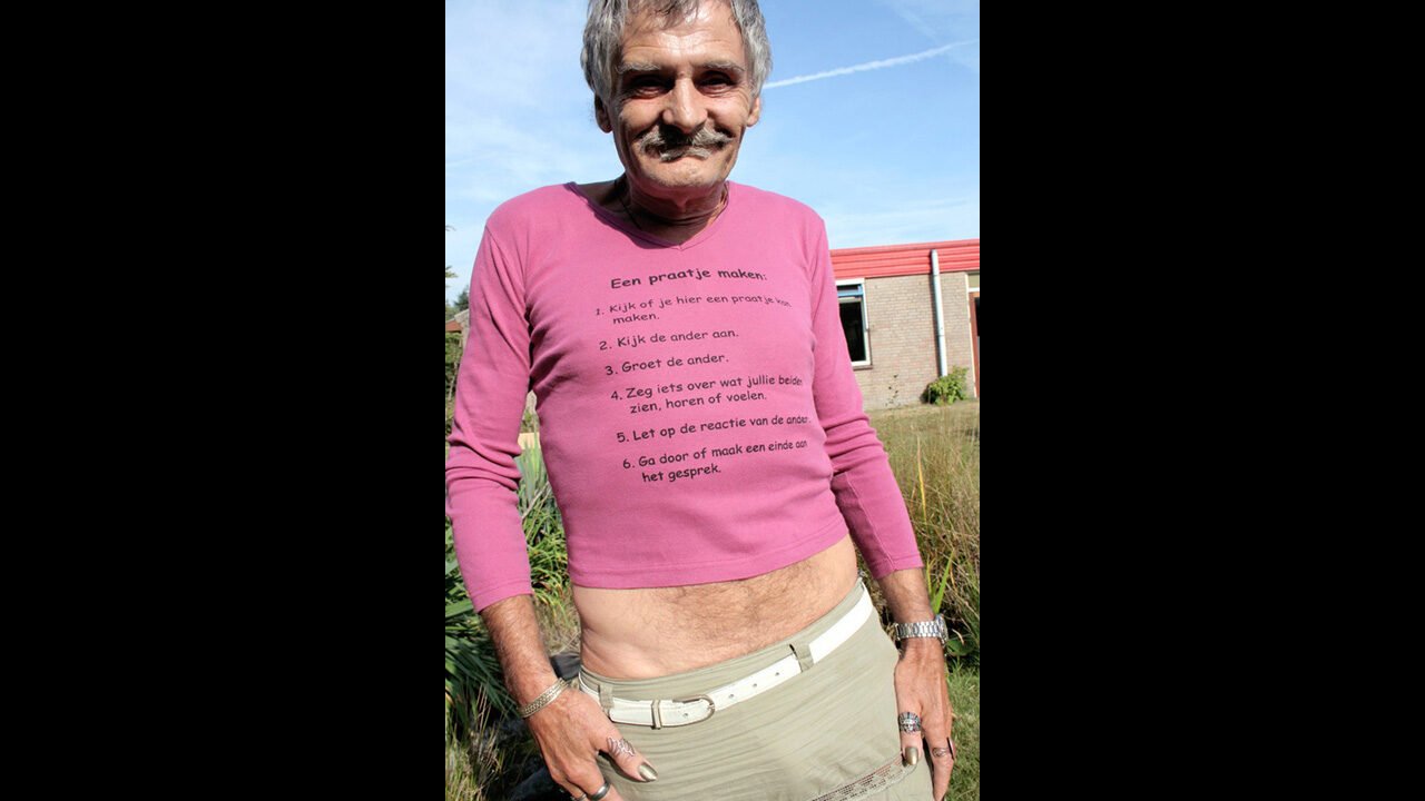 EEN ONGESTOORD GESPREK, t-shirt ‘Een praatje maken’ onderdeel van diverse tentoonstellingen in Nederland