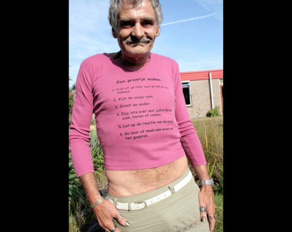 EEN ONGESTOORD GESPREK, t-shirt ‘Een praatje maken’ onderdeel van diverse tentoonstellingen in Nederland